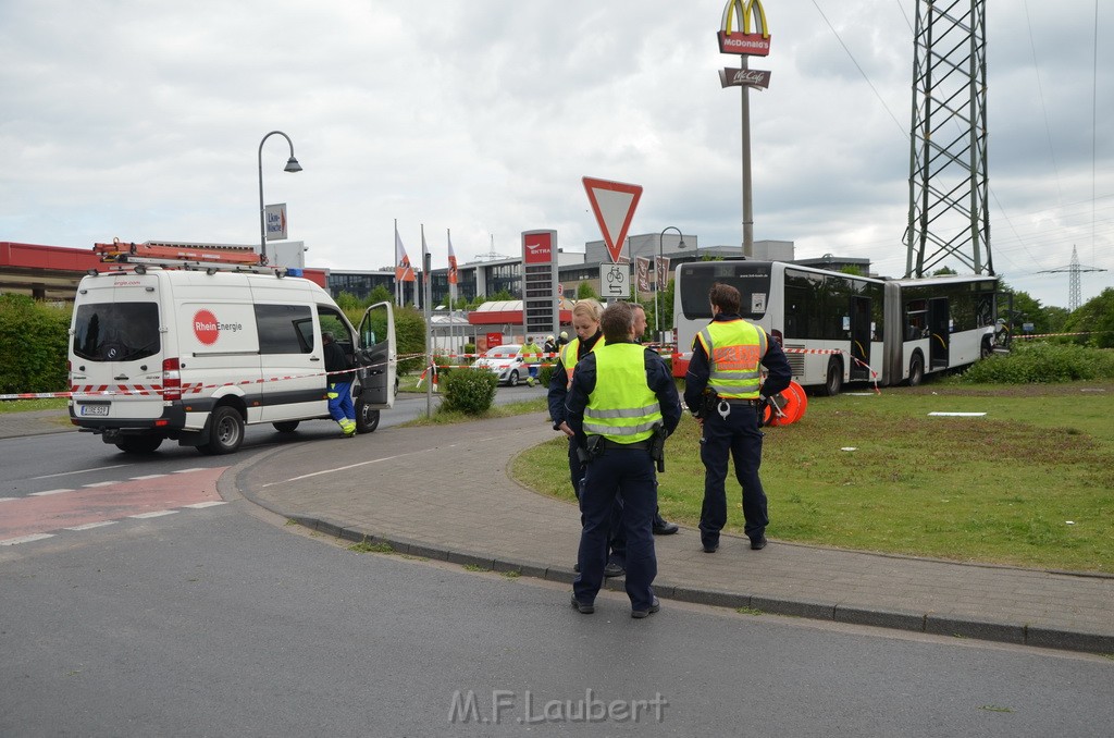 Schwerer Bus Unfall Koeln Porz Gremberghoven Neuenhofstr P151.JPG - Miklos Laubert